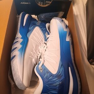Judah1 basketball/running shoes size 4